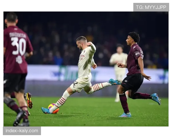 特写：错失单刀后，萨勒尼塔纳前锋掩面长跪不起