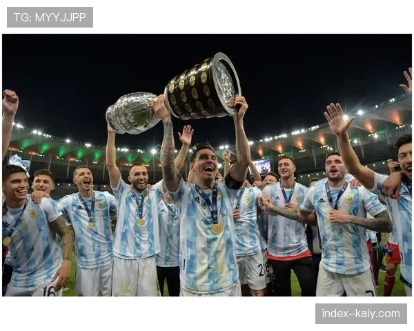 场边花絮：科瓦契奇热身时与场边小球迷互动并赠送球衣